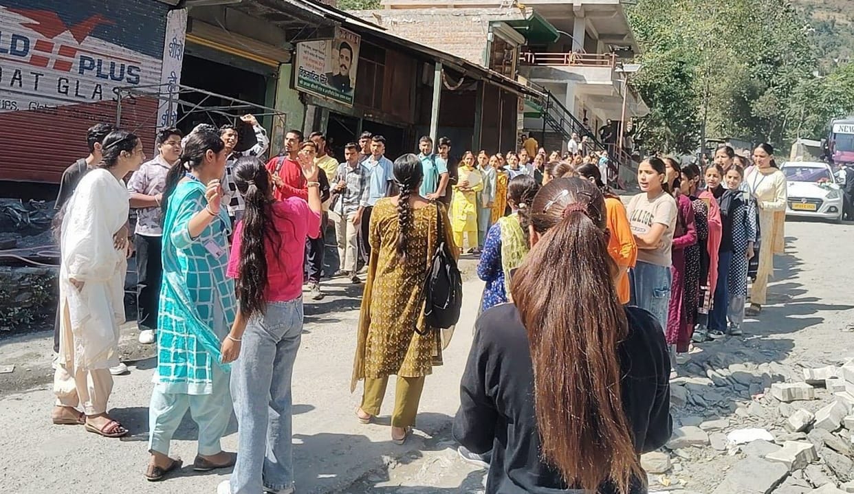 Students' anger over vacant posts in Lilhkothi College