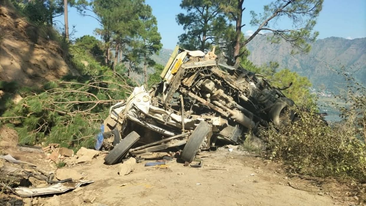 Accident in Hadotha, driver dies, body removed after cutting off part of truck