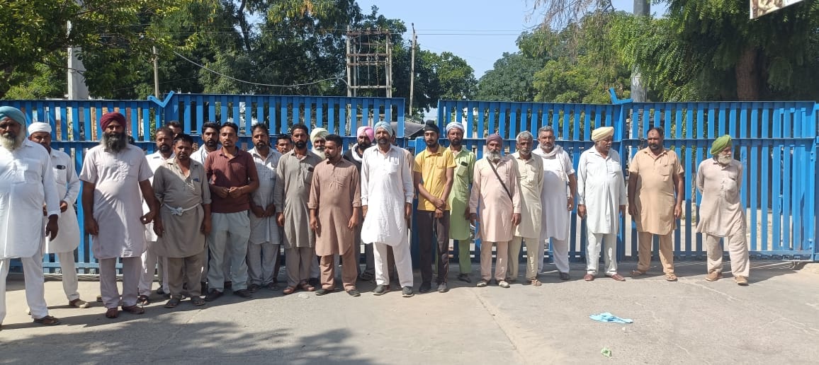 Due to not getting DAP, farmers locked the gate of grain market