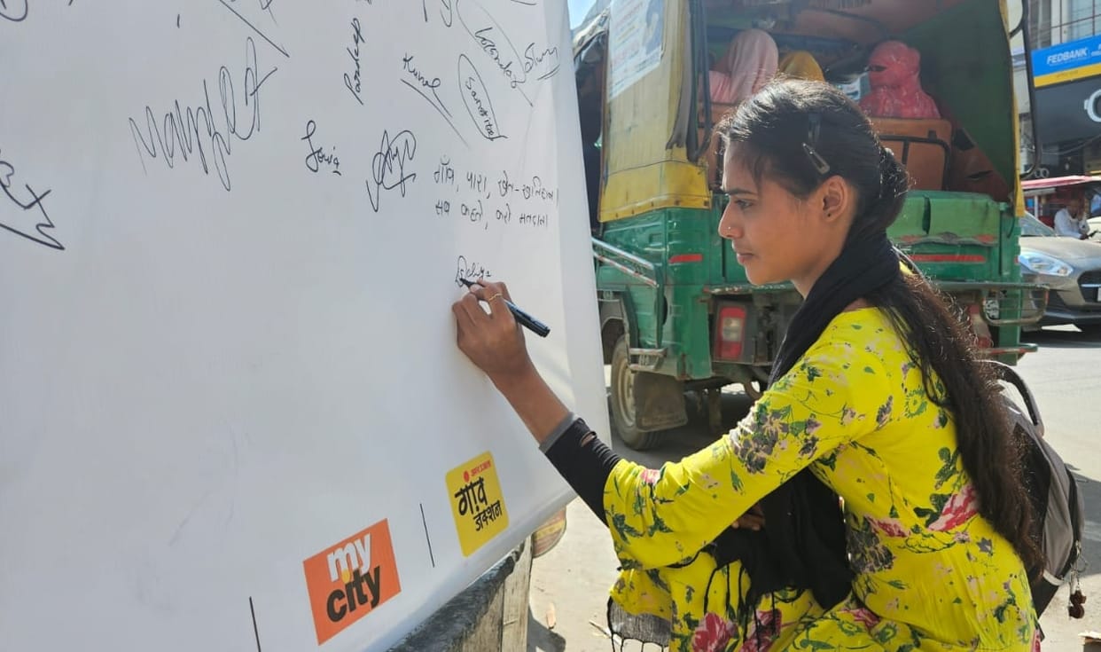 Voter awareness: 700 people became part of Amar Ujala's signature campaign