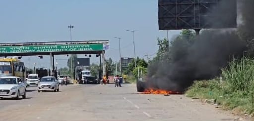 Car caught fire near Rohad toll plaza, people narrowly escaped