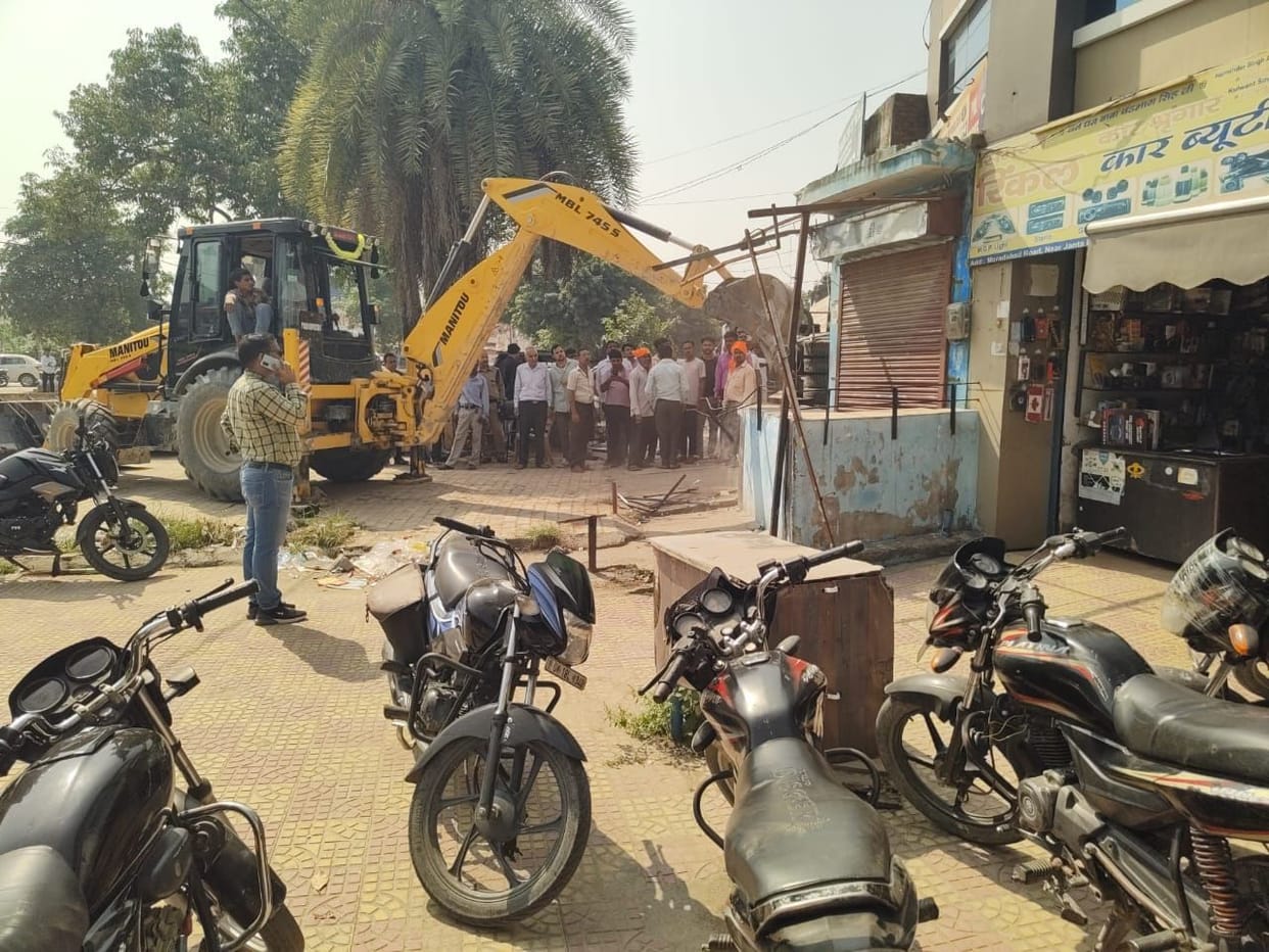 JCB roared on encroachment on LNI road
