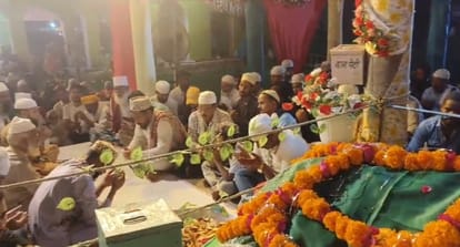 दावरपीर : कुल की छींटों के साथ चला दुआओं का दौर dawarpeer urs in datia