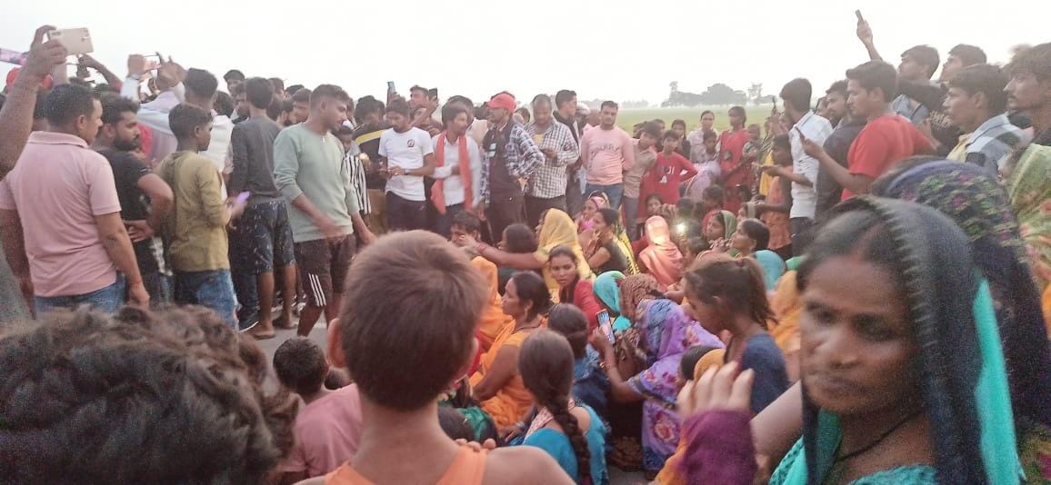 Maternal death, protesting by keeping dead body in front of hospital