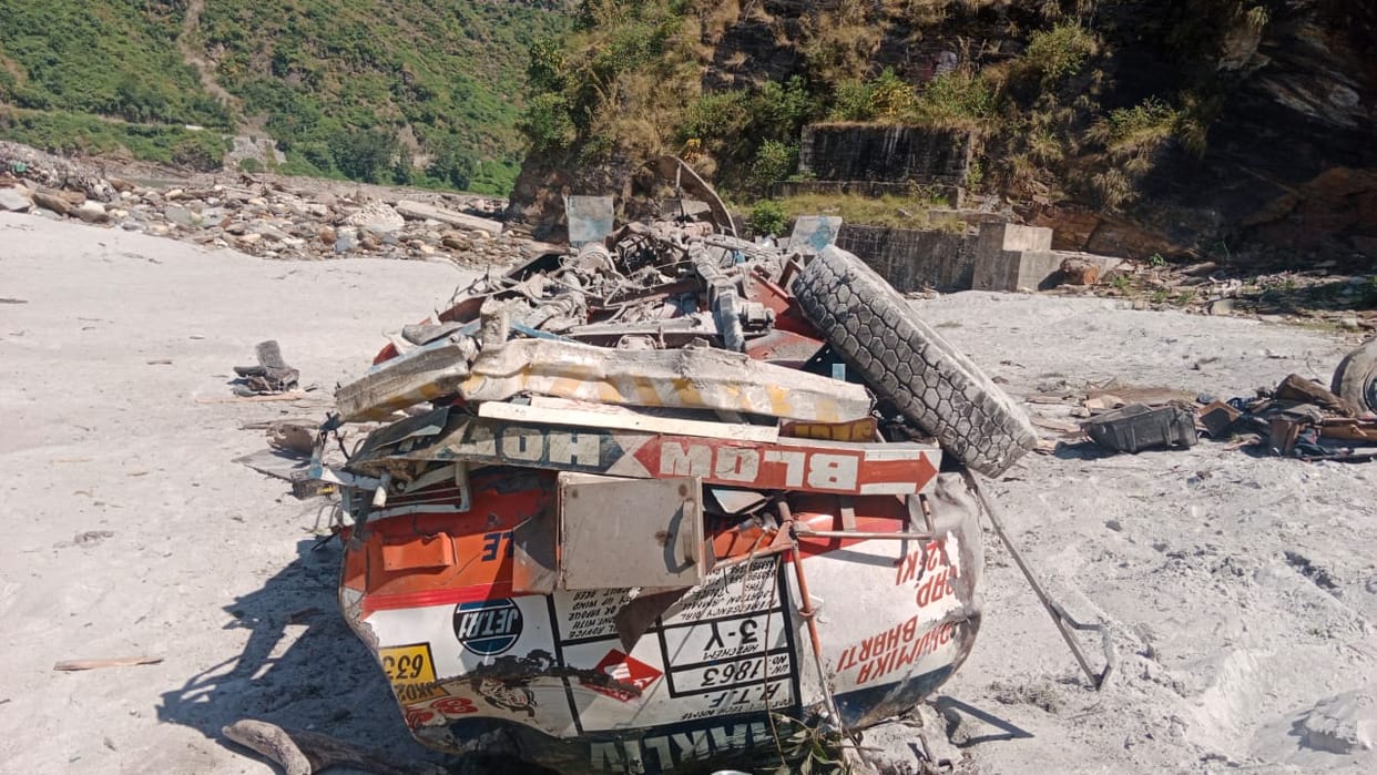 Tanker fell into uncontrolled ditch near Pandoh Dam, driver injured