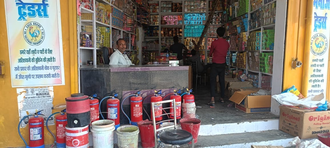 Administration is strict, but retail firecracker sellers may become a headache