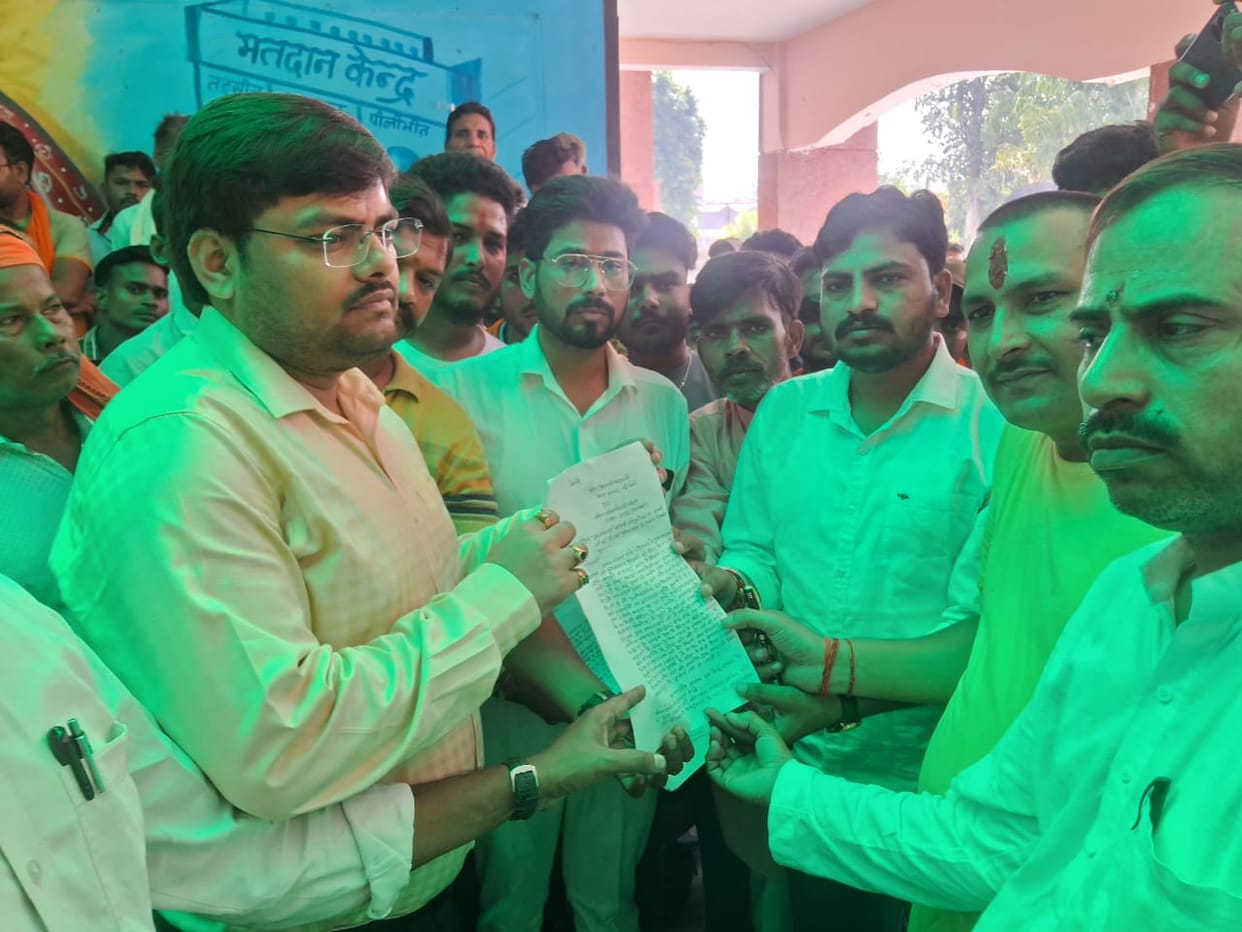 Memorandum submitted to SDM in protest against stopping Godhwaj Yatra