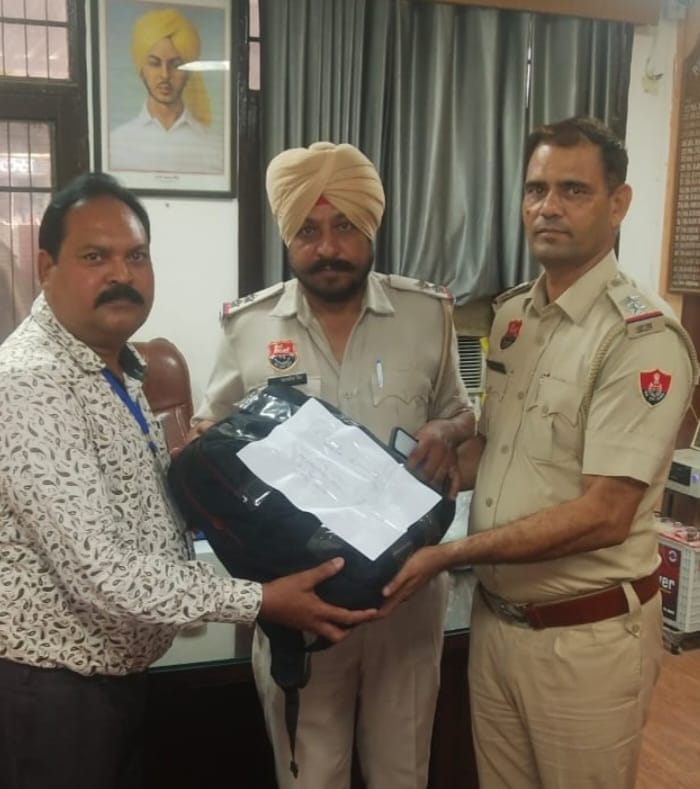 Rs 30 lakh found in vehicle during checking, handed over to Income Tax Department