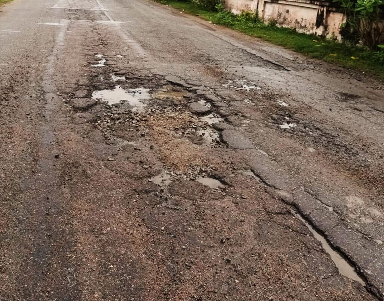 Deep potholes on the road, the road is very difficult