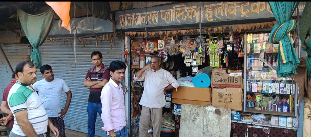 Damoh Locks of shops were breaking, traders laid siege and minor thieves were caught