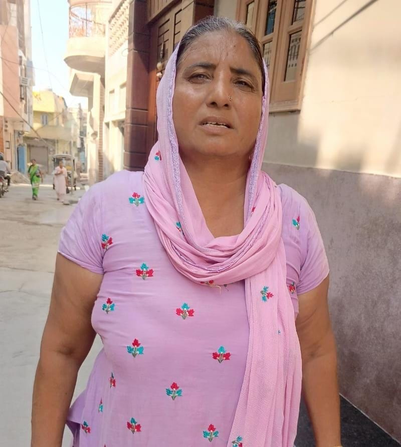 In the greed of earning double the money, the e-rickshaw driver lost six and a half lakh rupees from the woman.
