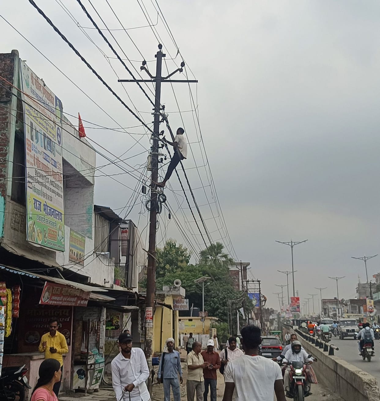 The city's population of 15 thousand faced electricity crisis throughout the day