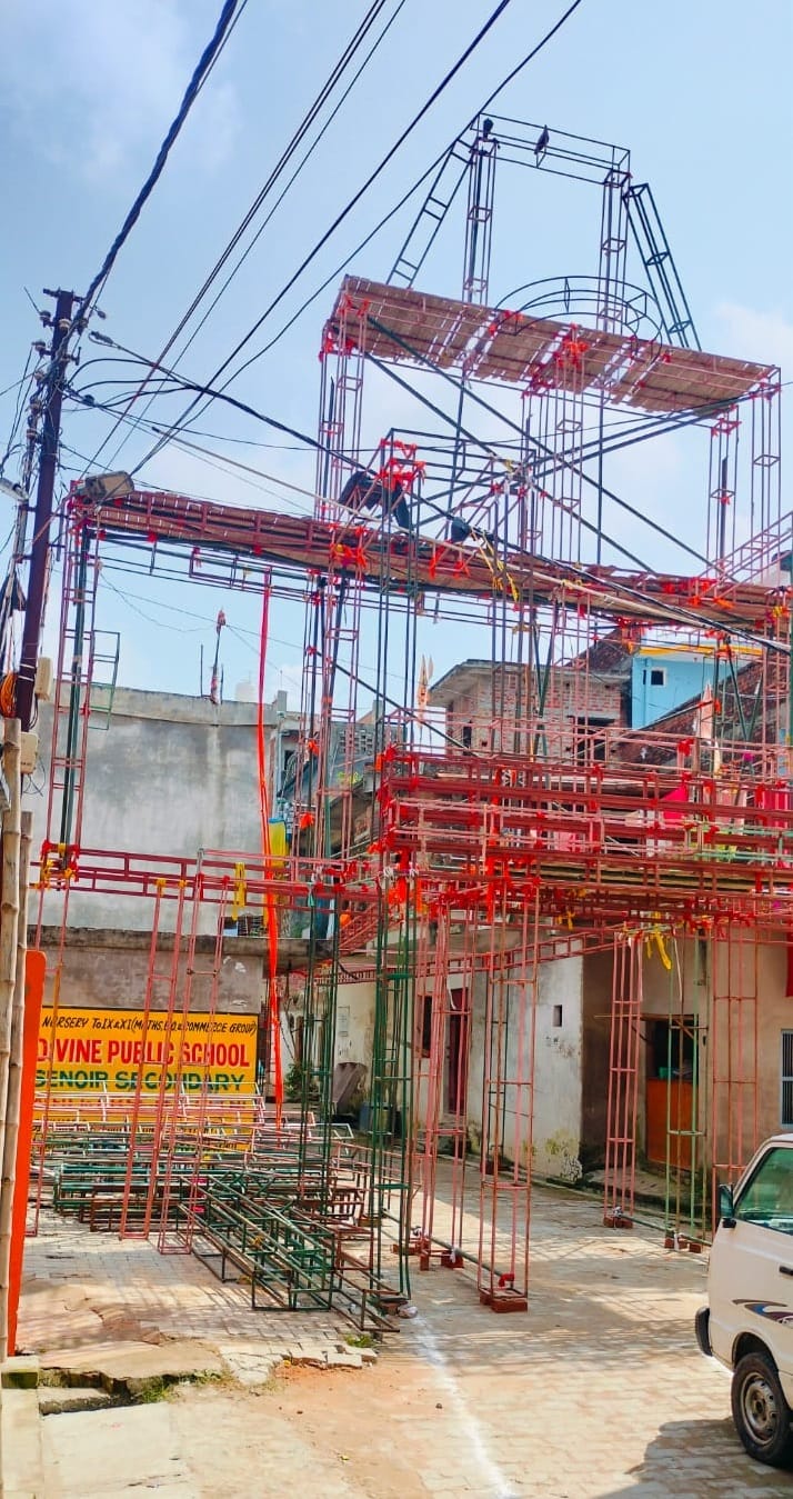 Maa Sherawali's pandals are being decorated, the road is somewhere between the electrical wires