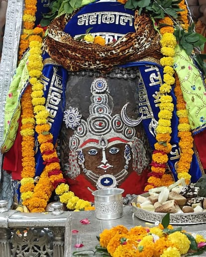 Ujjain News: Baba Mahakal decorated with Sun and Moon in Bhasma Aarti, decorated with worship materials