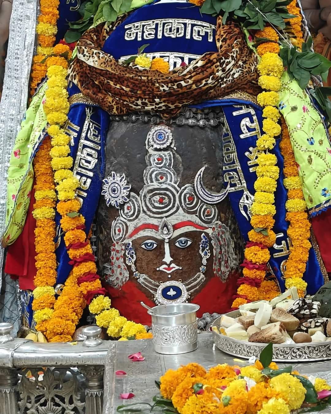 Ujjain News: Baba Mahakal decorated with Sun and Moon in Bhasma Aarti, decorated with worship materials
