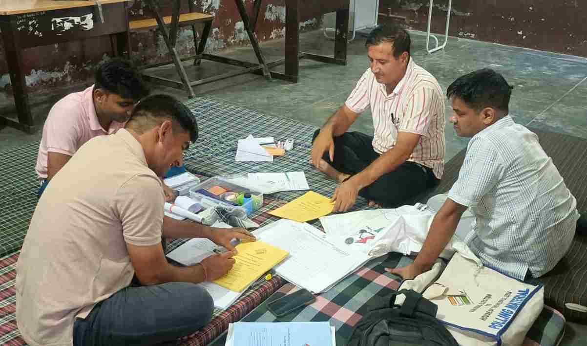 Voting teams arrive at polling stations