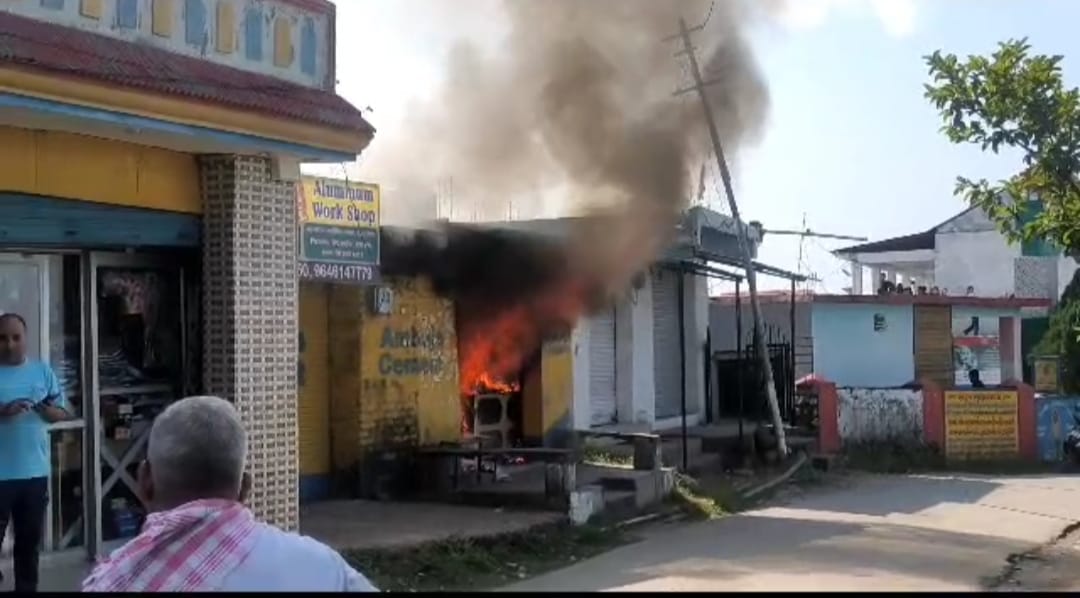 Fire breaks out in shop due to gas cylinder explosion in Kakkar Bazaar