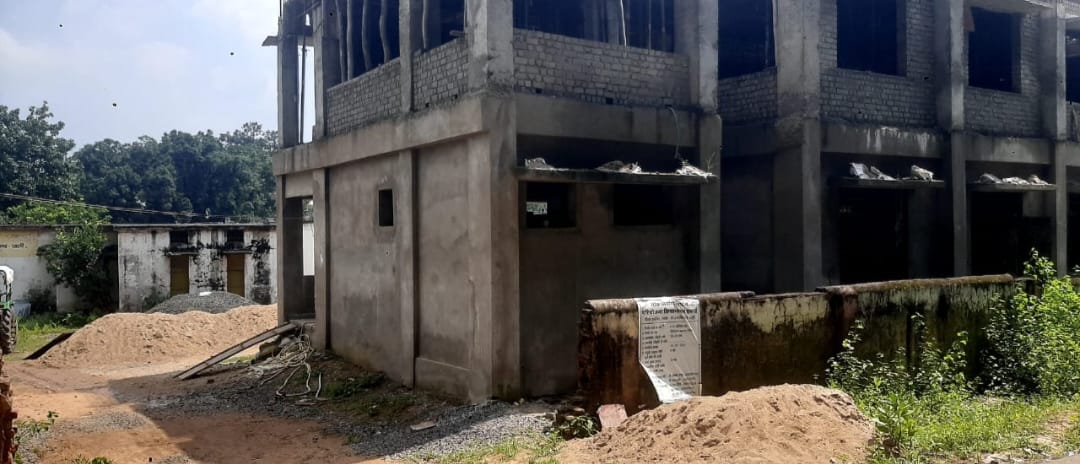 Umaria Allegations on school building being constructed at cost of one crore 54 lakhs stolen sand being used