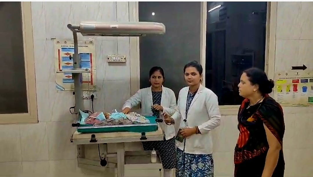 What kind of motherly love is this: A seven-day-old newborn was left on the roadside in the dark of night.