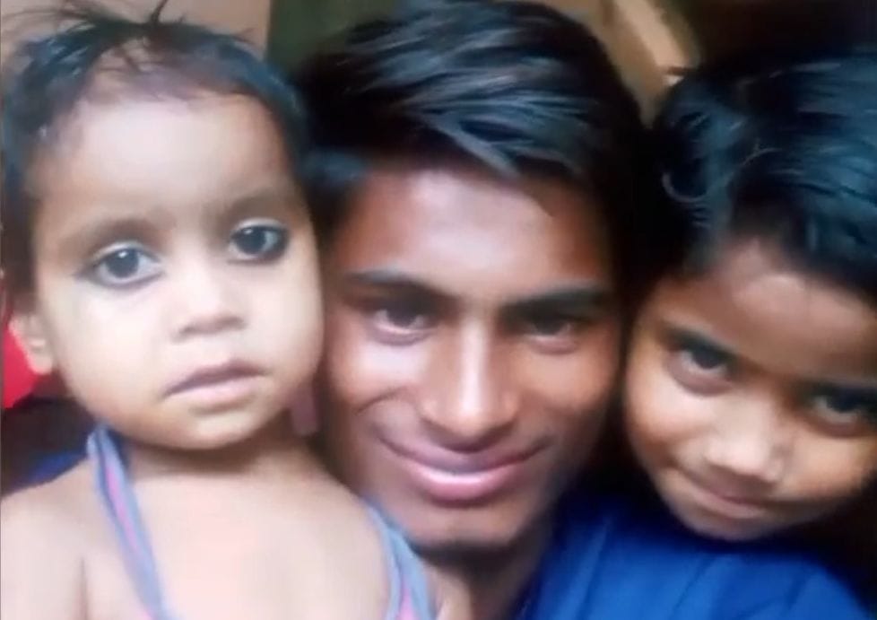 Two sisters were hit by a train in front of their father, died