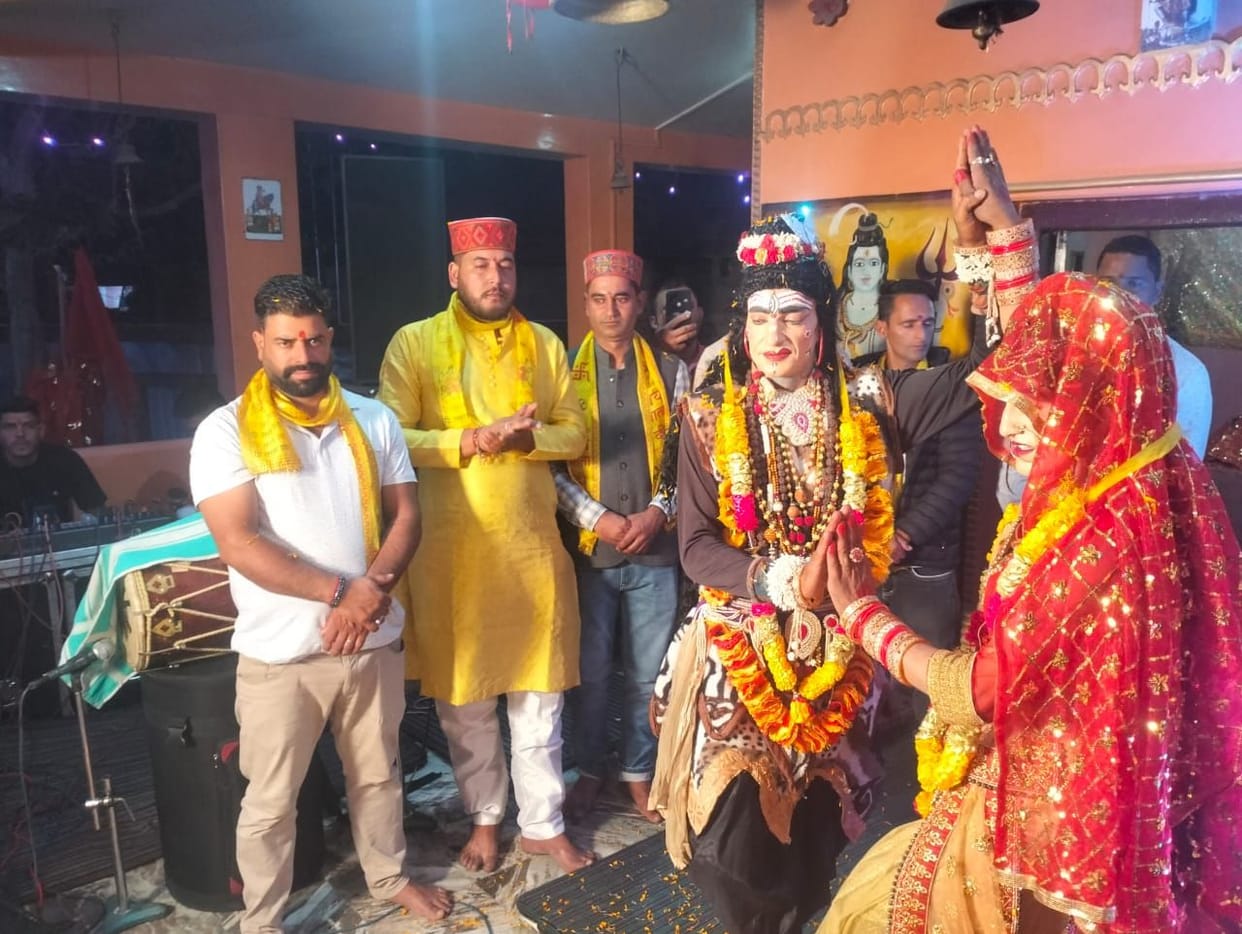 Everyone was engrossed with Krishna Teri Murli Bhajan.