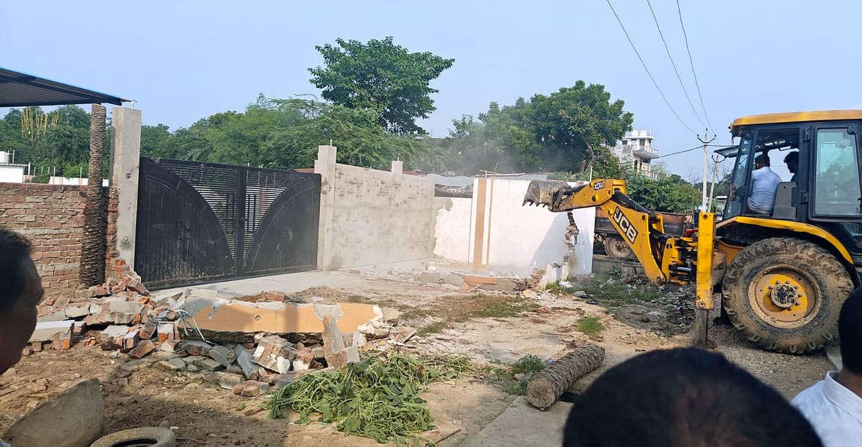 The land was vacated by demolishing the boundary wall.