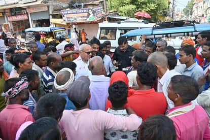 Workers stopped the convoy of MP Rajesh Mishra in Sidhi