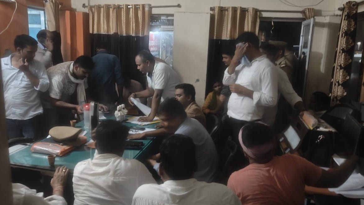Anti corruption team caught two people including accountant taking bribe