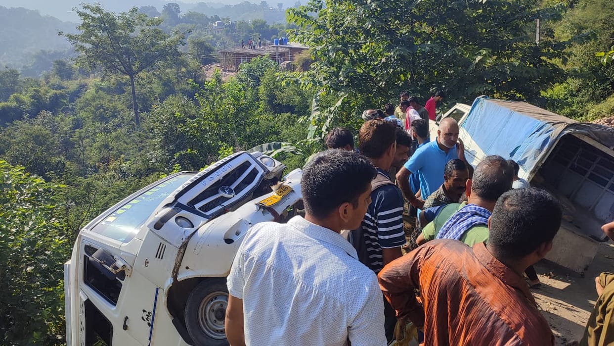 School traveler car hit by trolley, rolled on the roof