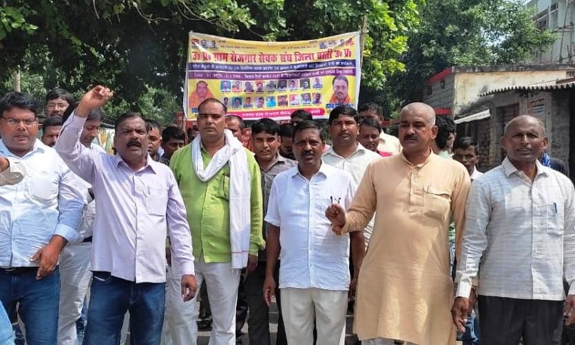 Employment servants roared in support of the demands, sent memorandum to the Chief Minister