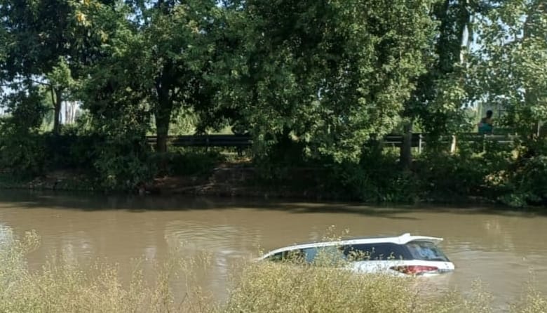 The driver applied brakes due to a sudden cow coming in front of him, the uncontrolled Fortuner car drowned in the canal