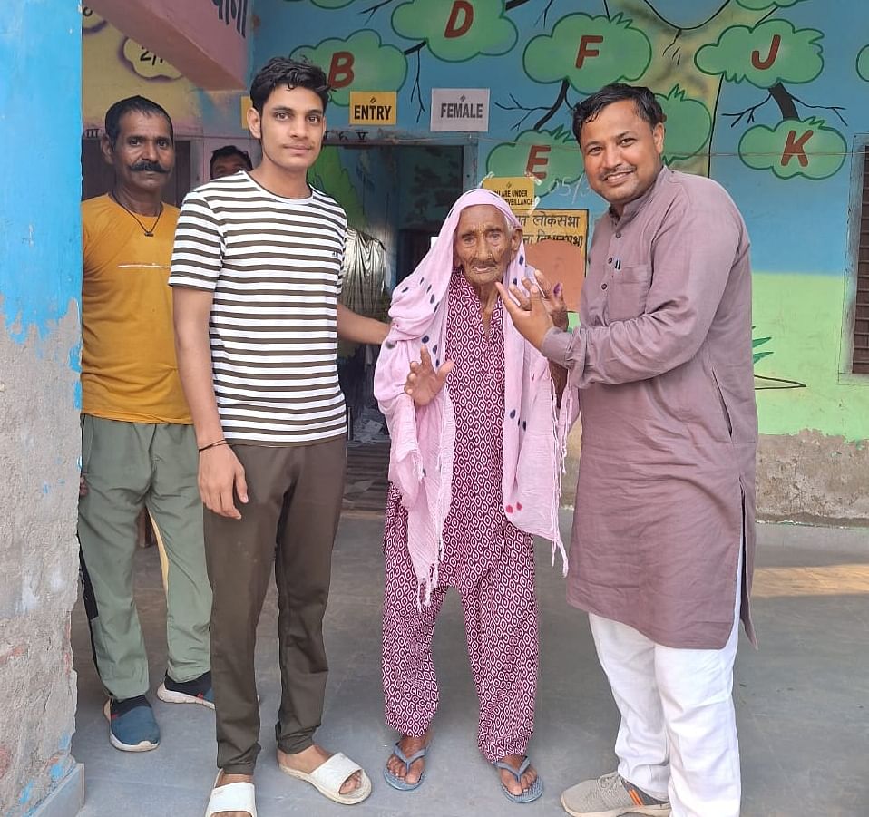 Passion... The enthusiasm to vote was also seen among the elderly, they reached the booth and cast their vote