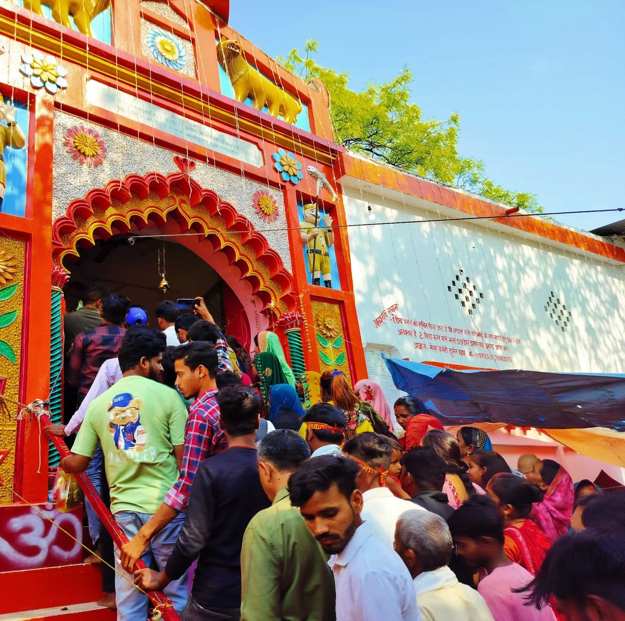 Devotees bowed their heads in the court of Mother Goddess and asked for blessings.