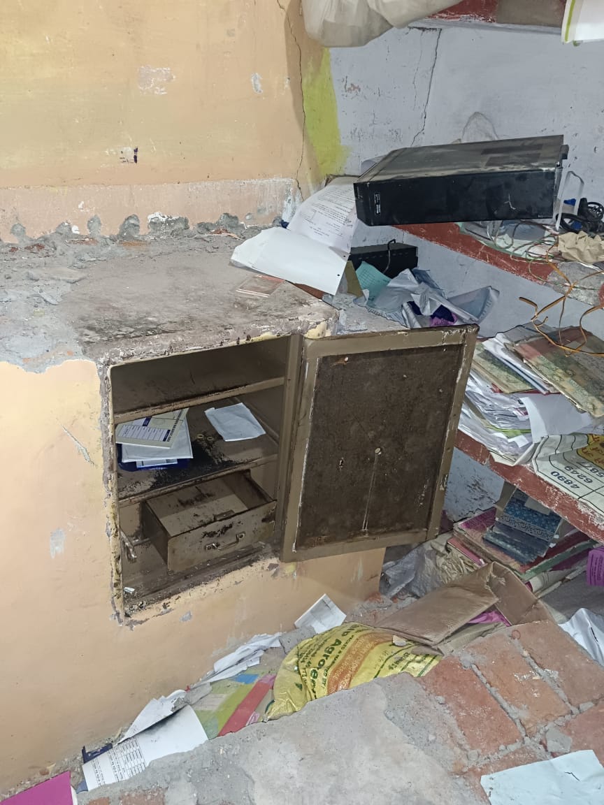 Theft of seven and a half lakh rupees by making a hole in the wall in Tejgarh Cooperative Bank