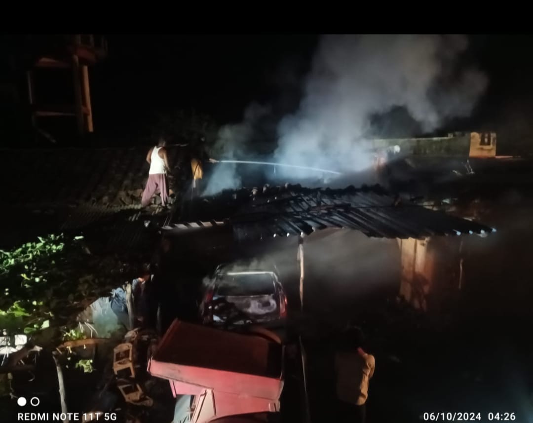 Damoh News: Agricultural material and car destroyed due to fire in the house of Dhangaur village