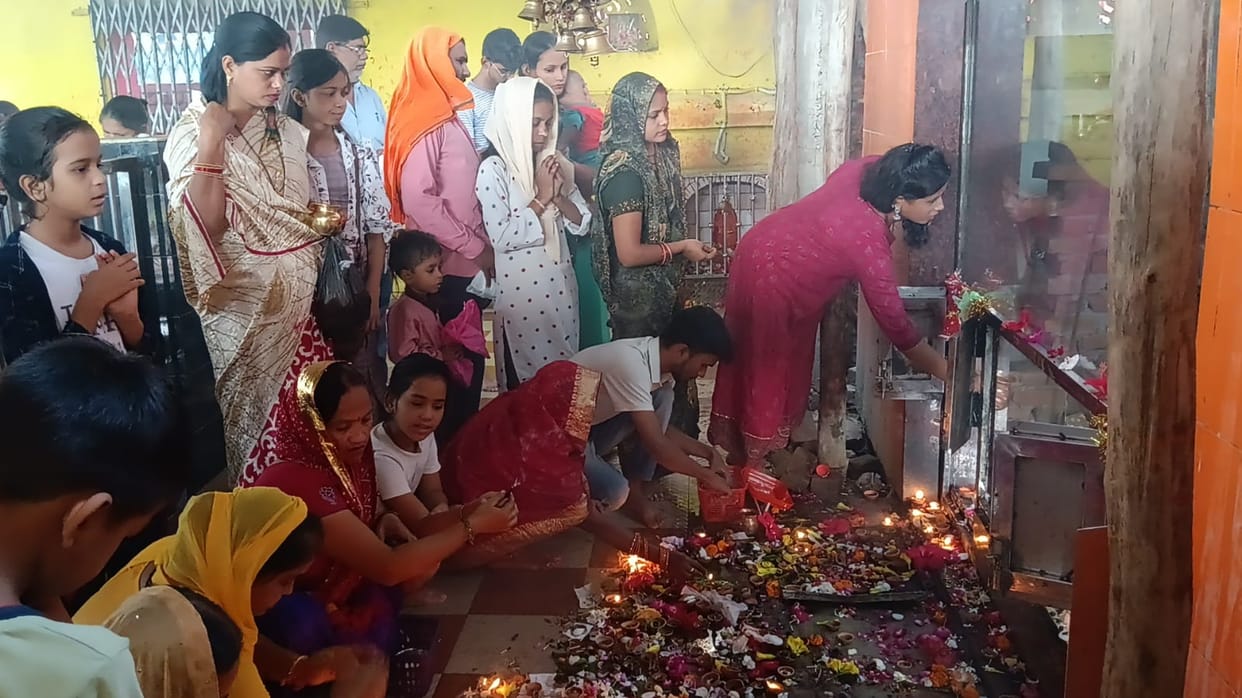 Sharadiya Navratri: Devotees chanted slogans after worshiping the goddess in temples
