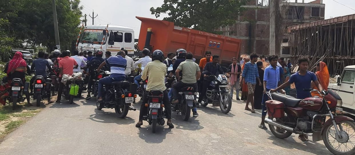 Truck stuck on Saintha Road, jam for four hours