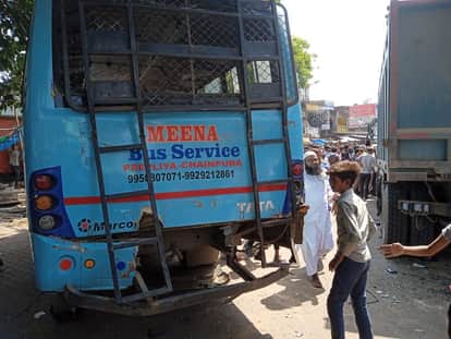 दुर्घटना के बाद थाने के सामने जाम लगाकर बैठे लोग