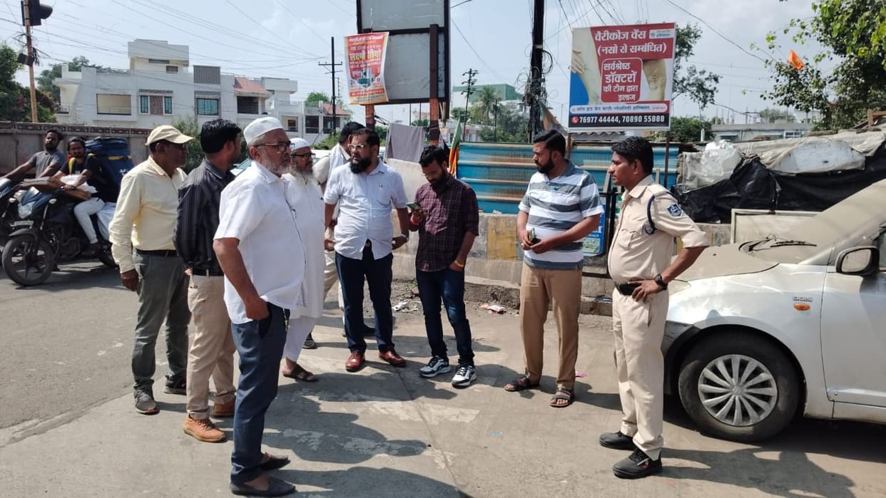 Burhanpur: Municipal corporation's private engineer and Waqf Dargah committee embroiled in property dispute