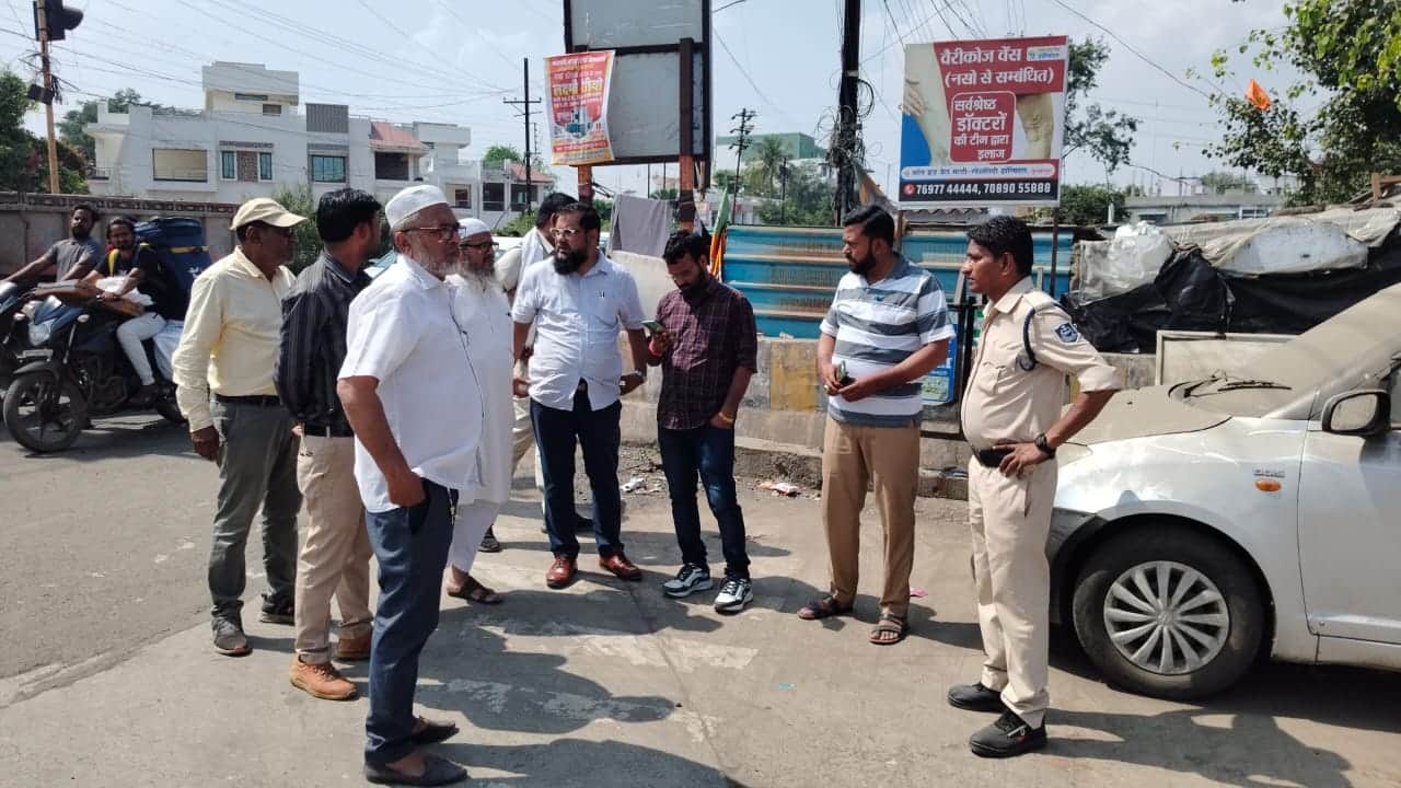 विवादित वक्फ संपत्ति का निरीक्षण करने पहुंचे तहसीलदार