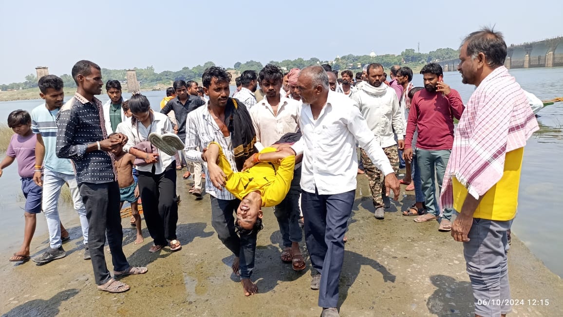 As soon as the bus stopped, the young man got off and jumped into the Narmada river