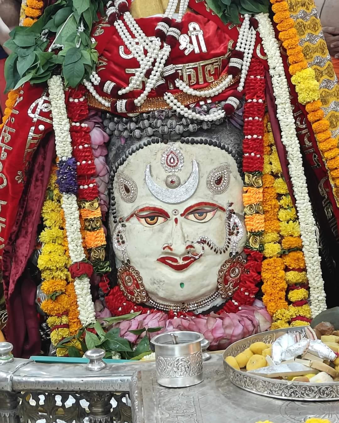 Baba Mahakal decorated with mawa in Bhasma Aarti, moon and sun decorated on his head