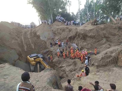 Due to sandy soil, there is a problem in the rescue operation, after being pulled out, it is falling into the well again.