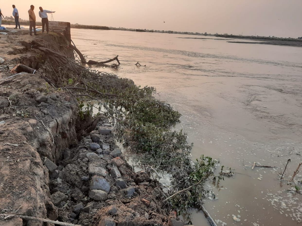 When flood recedes, erosion crisis on dam increases