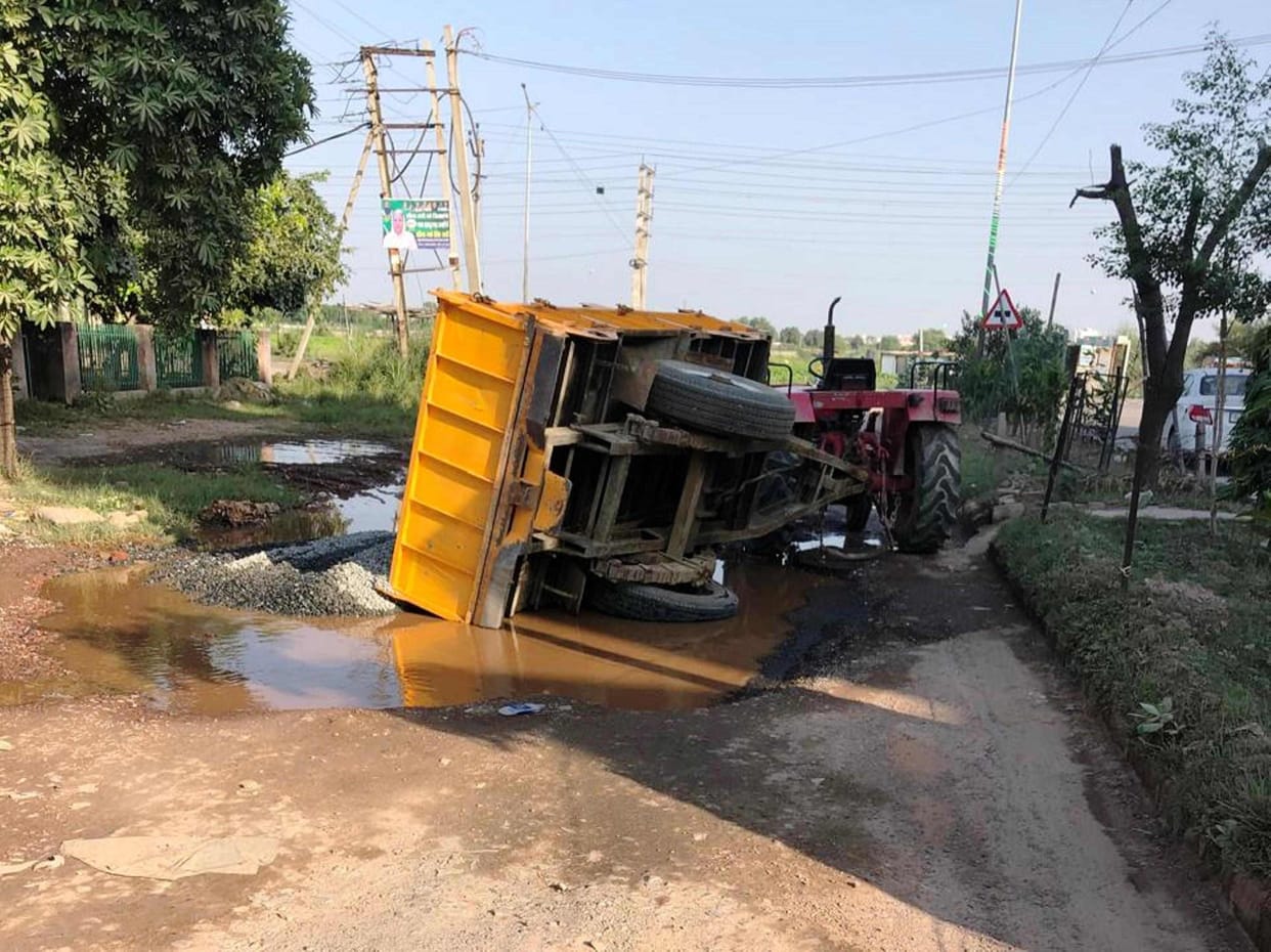 Tractor-trolley overturned, driver narrowly escaped