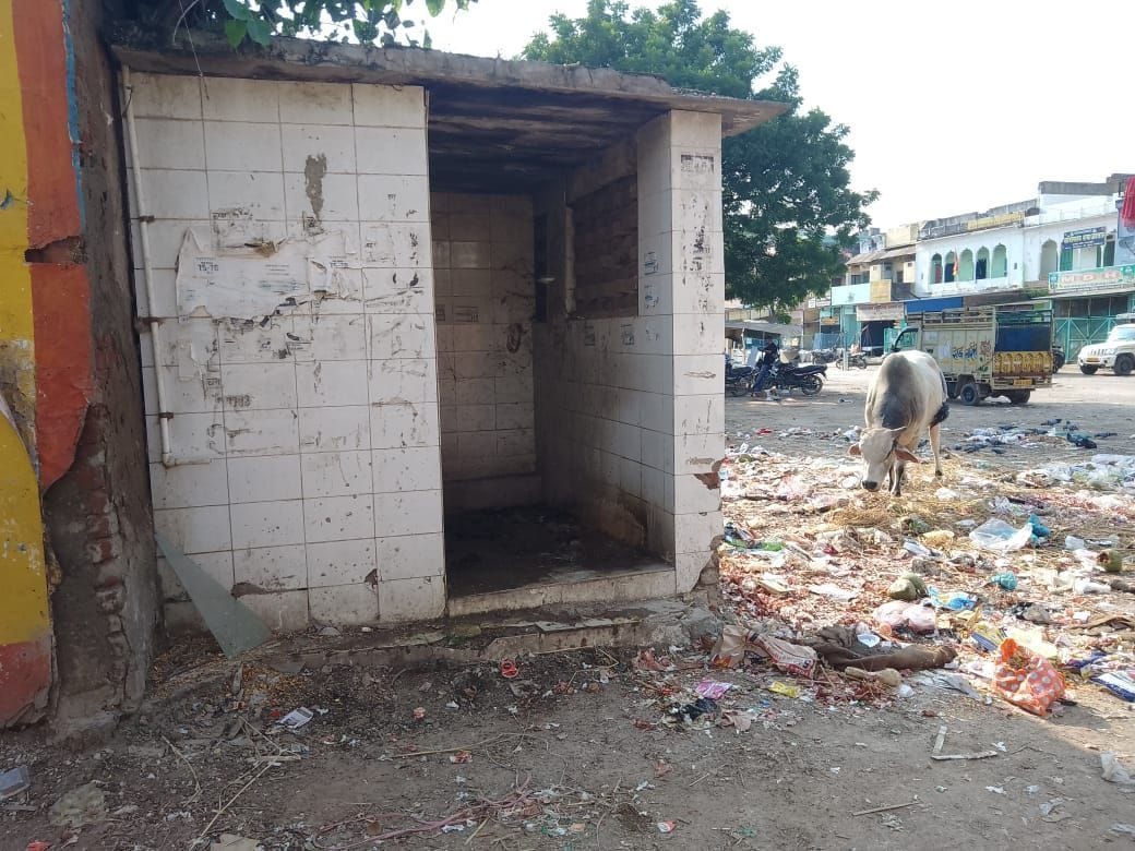 Piles of filth in the old grain market, toilets also in bad condition