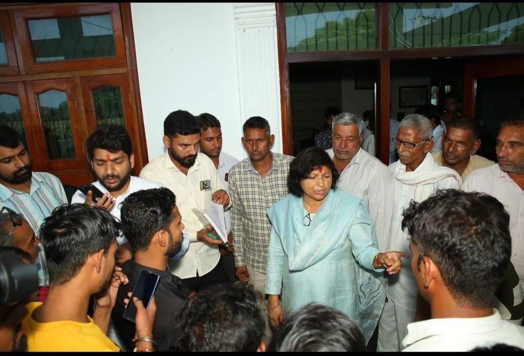 Congress candidate Anita Yadav spent time with family, took feedback of booths from workers