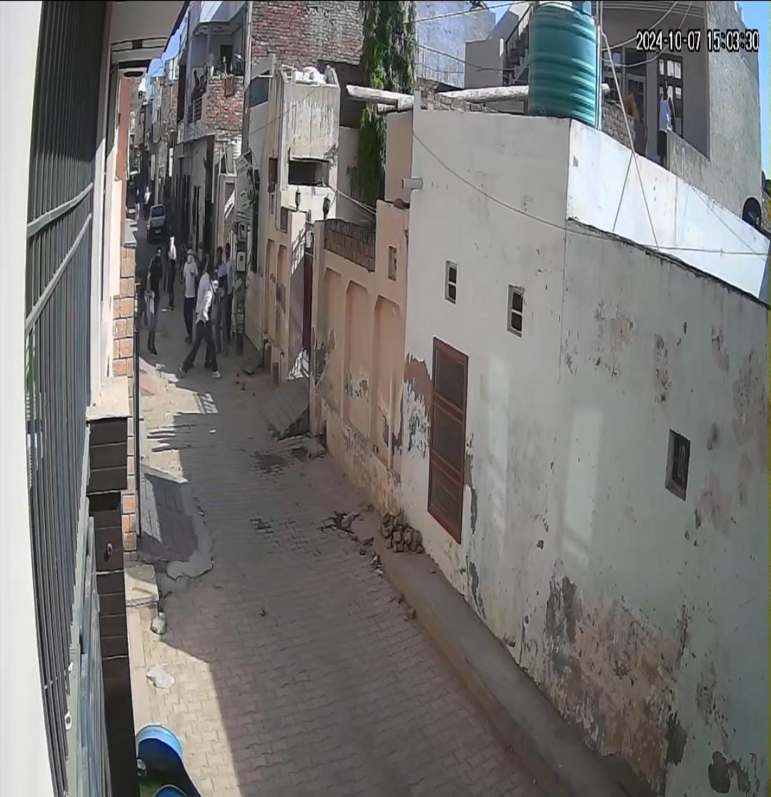 Due to house dispute, stones were pelted at the house, the woman who reached the police station was also attacked