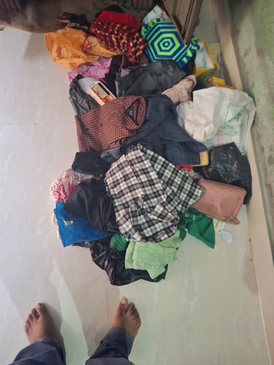 Thieves took away goods worth Rs 10 lakh after locking the family members in the room