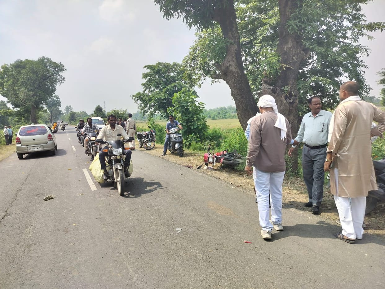 Damoh News: The bike of a father going with his children collided with a tree, one child died